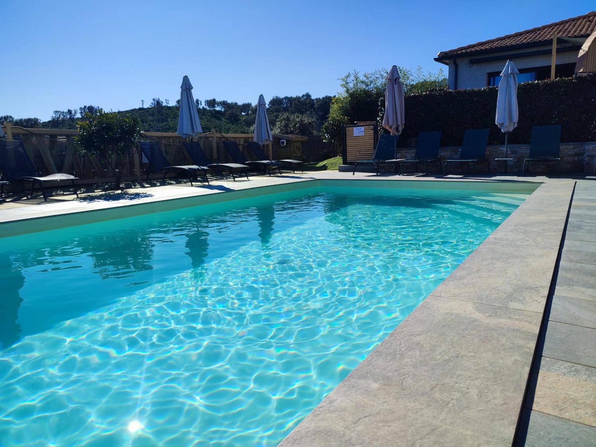 Cote Et - Standing Dans Avec Piscine Et Vue * Taglio-Isolaccio