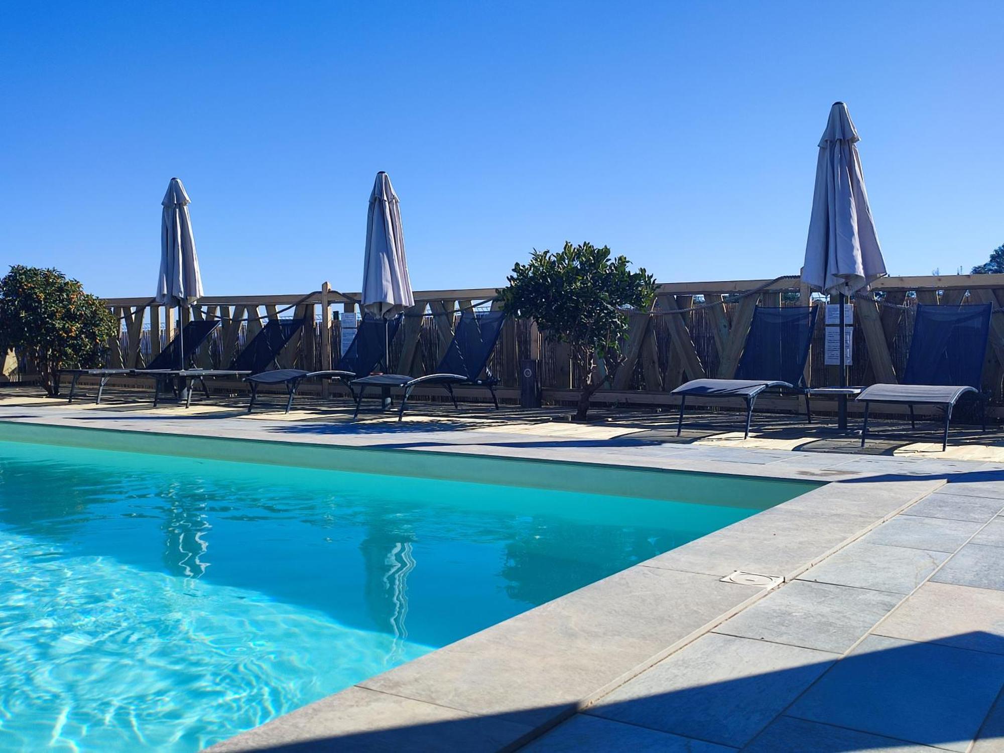 Cote Et - Standing Dans Avec Piscine Et Vue